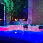 Privatunterkunft Fraisier, Love Room Valenciennes Avec Spa Privatif *