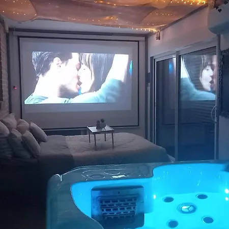 Fraisier, Love Room Valenciennes Avec Spa Privatif Homestay Querenaing